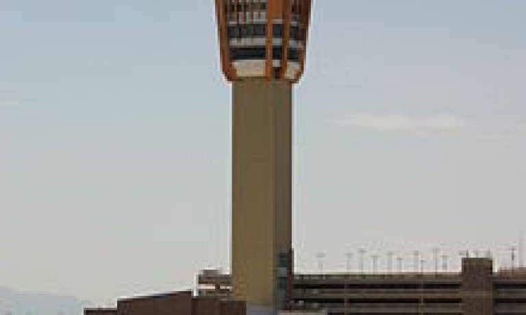 ۲۲۰px-Sky_Harbor_-_2008-08-29_-_Control_Tower